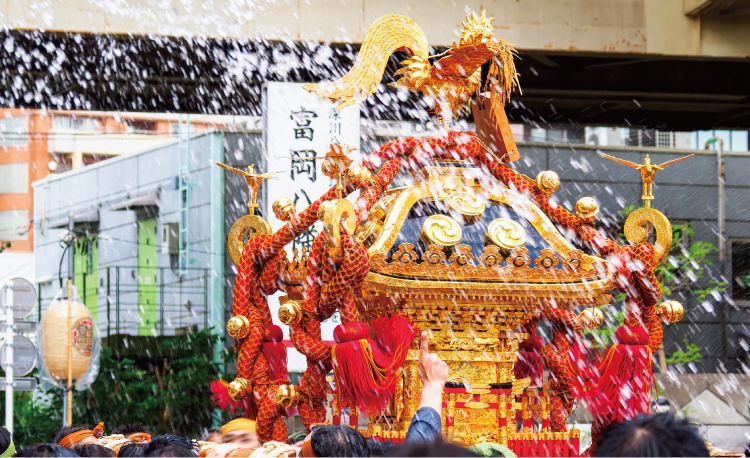 深川八幡祭り (例年8月に開催)